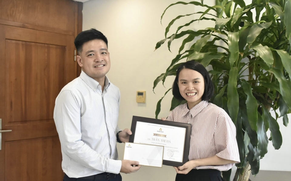 Khen thưởng đột xuất cá nhân xuất sắc - chị Trần Thị Hà